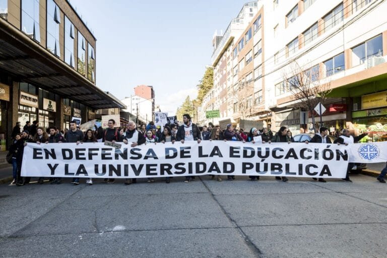 marcha-educacion-publicafoto-euge-neme_10