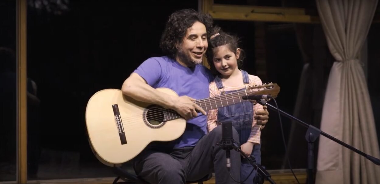 luis chavez chavez en el camping musical junto a su hija Canela